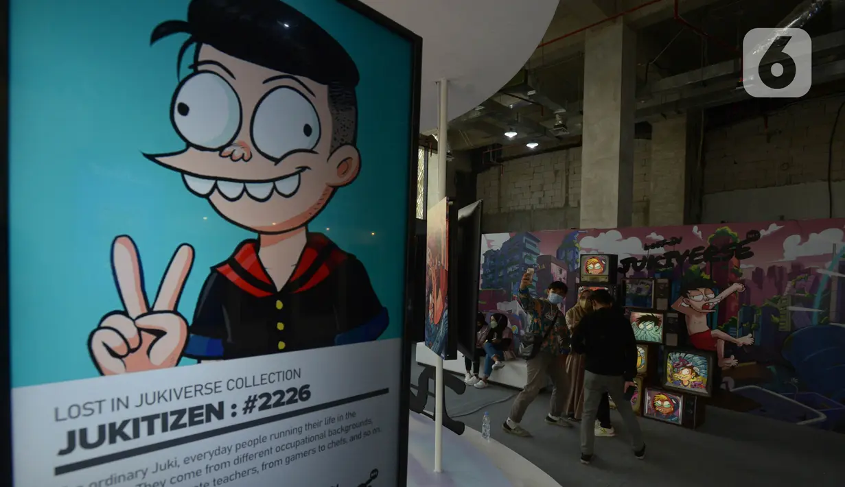 Pengunjung mengunjungi pameran karakter Juki  di Sarinah Jakarta Jumat (10/6/2022). Pameran digital painting bertajuk "Si Juki In  Painting Universe" merupakan eksperimen Faza dalam mengeksplorasi seni Digital Painting dan apresiasi terhadap karya-karya seni rupa yang melegenda. (merdeka.com/Imam Buhori)