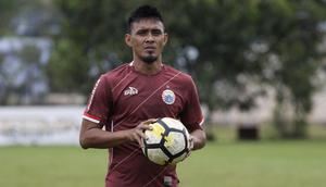 Pemain Persija Jakarta, Maman Abdurrahman, memegang bola saat latihan di Lapangan Sutasoma, Jakarta, Rabu (16/1). Ini merupakan latihan perdana yang dipimpin oleh Ivan Kolev. (Bola.com/Yoppy Renato)