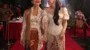 Detail puff sleeves dan aplikasi payet pada bagian lengan hingga rok memberi sentuhan romantis dan glamor yang tetap terasa lembut. Rok dengan belahan tinggi menambahkan elemen dramatis yang tetap elegan tanpa berlebihan. [@nauraayu].