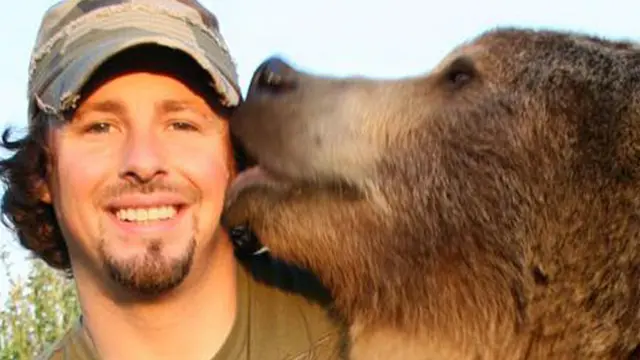 Seorang aktivis hewan bernama Casey Anderson, memilih memelihara seekor beruang berbobot 360 kilogram bernama Brutus.