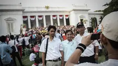 Mendapat kesempatan langka, para warga berfoto diri dengan latar belakang Istana Negara, Jakarta, (20/10/14). (Liputan6.com/Faizal Fanani)