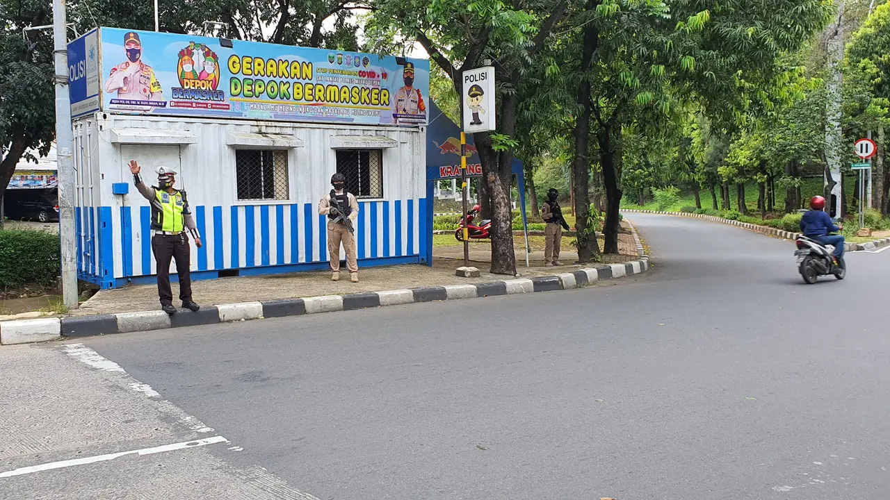 Anggota Polres Depok bersiaga di lingkar fly over UI