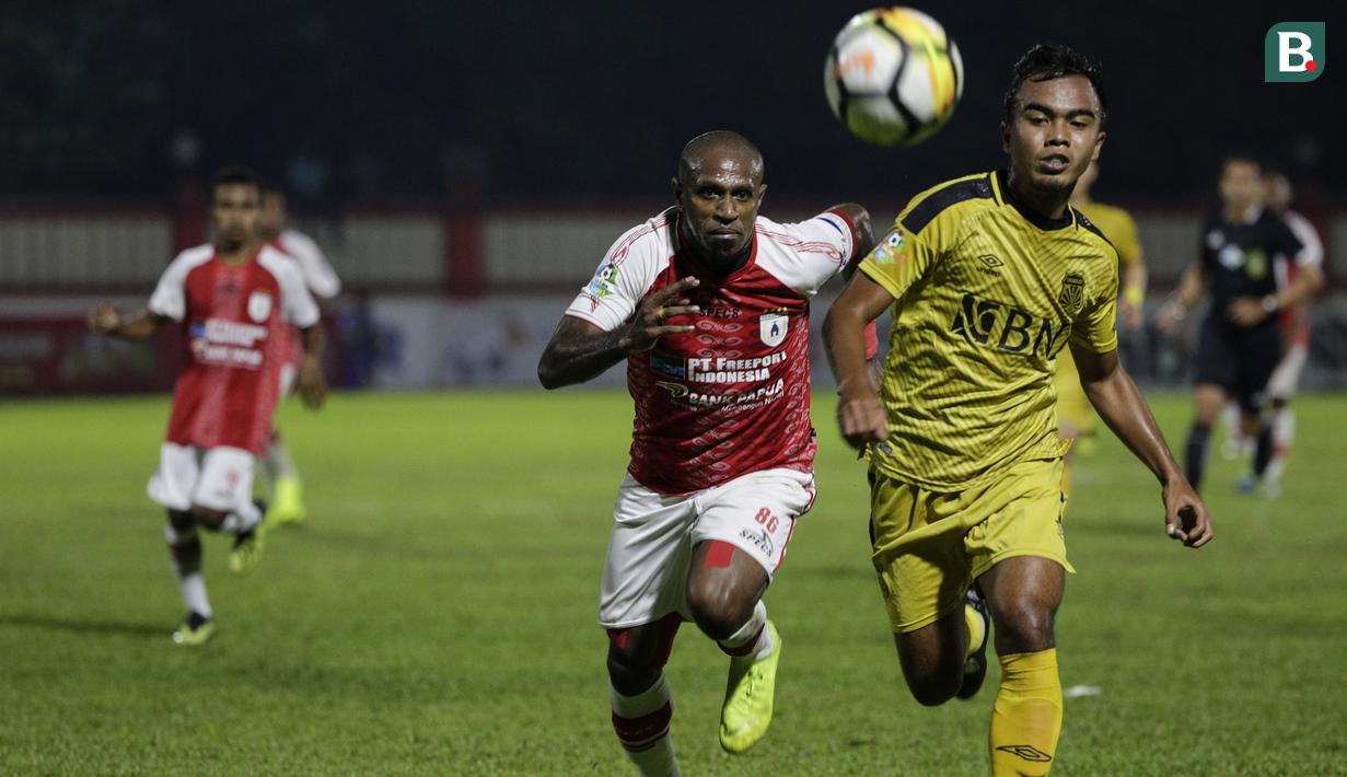 Striker Persipura Jayapura, Boaz Solossa, mengejar bola saat melawan Bhayangkara FC pada laga Liga 1 di Stadion PTIK, Jakarta, Senin (18/11). Bhayangkara menang 2-0 atas Persipura. (Bola.com/Vitalis Yogi Trisna)