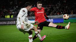 Rennes memulai laga dengan tempo tinggi, dan Rossoneri harus bekerja keras menjaga alur permainan. (LOIC VENANCE/AFP)