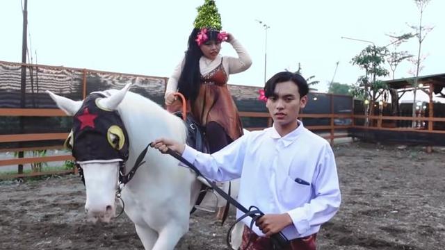 6 Potret Kocak Penampilan Kekeyi saat Cover Musik Video LALISA, Banjir Pujian