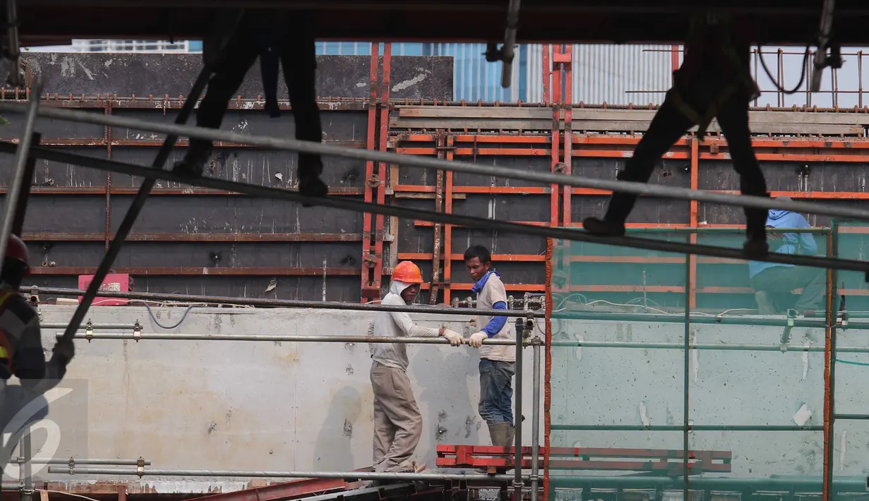 Pekerja menyelesaikan pembangunan Jalan Layang Transjakarta koridor XII rute Ciledug-Kapten Tendean, Jakarta, Kamis (10/12). Sampai saat ini, proyek transportasi massal tersebut telah rampung sekitar 35 persen. (Liputan6.com/Angga Yuniar)