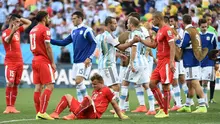 Para pemain Timnas Argentina berjabat tangan dengan para pemain Swiss setelah memenangkan pertandingan babak 16 besar antara Argentina dan Swiss di Corinthians Arena di Sao Paulo selama Piala Dunia 2014 pada 1 Juli 2014. (ANNE-CHRISTINE POUJOULAT/AFP)