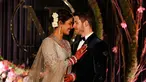 Aktris Bollywood Priyanka Chopra dan musisi AS Nick Jonas berpose saat resepsi pernikahan mereka di New Delhi, India, Selasa (4/12). Keduanya berkali-kali melepas senyum bahagia kepada publik. (AP Photo/Altaf Qadri)