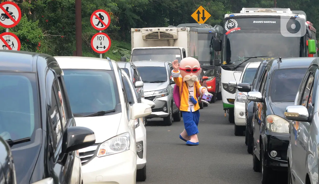 Sejumlah kendaraan terjebak kemacetan panjang menuju jalur Puncak, Gadog, Bogor, Jawa Barat, Minggu (15/5/2022). Libur panjang Hari Raya Waisak menyebabkan volume kendaraan dari arah Jakarta menuju kawasan wisata Puncak terpantau padat. (merdeka.com/Arie Basuki)