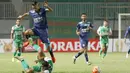 Pemain Arema Cronus, Raphael Maitimo (atas) berebut bola dengan pemain PS TNI, Wawan Febriyanto  pada laga Torabika SC 2016 di Stadion Pakansari, Bogor, Minggu (31/7/2016). (Bola.com/Nicklas Hanoatubun)