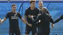 Dele Alli dkk. kembali berlatih ringan di Zelenogorsk dekat St. Petersburg, Rusia, (13/7/2018). Inggris akan melawan Belgia untuk memperebutkan tempat ketiga Piala Dunia 2018. (AP/Dmitri Lovetsky)
