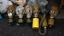 Masker gas era Uni Soviet dijual di pasar loak di Kiev. (AP Photo/Jae C. Hong)