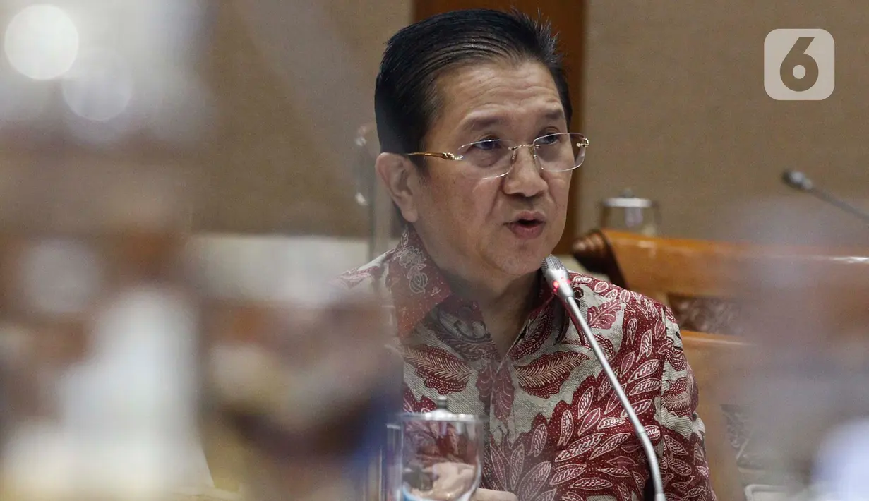 Presiden Direktur PT Freeport Indonesia Tony Wenas memberikan paparan saat rapat dengar pendapat dengan Komisi VII DPR RI di komplek Parlemen, Jakarta, Rabu (19/2/2020). Rapat membahas rencana kerja Freeport pascadivestasi serta mengevaluasi progres pembangunan smelter. (Liputan6.com/Johan Tallo)