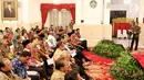 Presiden Joko widodo berjalan usai memberikan pengarahan kepada kepala daerah se-Indonesia di Istana, Jakarta, Selasa (24/10). Pengarahan tersebut dilakukan untuk menggenjot kinerja kerja para kepala daerah. (Liputan6.com/Angga Yuniar)