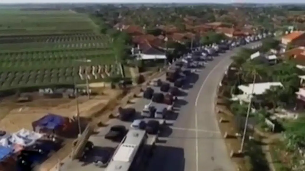Lalu Lintas Pintu Keluar Tol Pejagan Padat hingga 50 Km