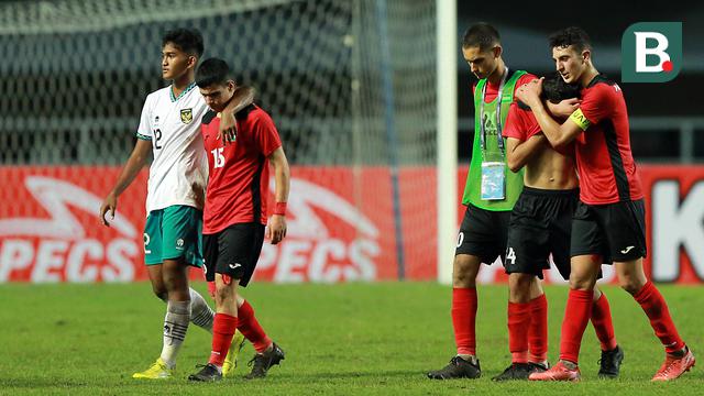 Foto: Pelukan Persahabatan Usai Laga Antara Timnas Indonesia U-17 Melawan Palestina di Kualifikasi Piala Asia U-17 2023