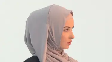 Perempuan berumur 30 tahun ini memberanikan diri meninggalkan pekerjaan terdahulu untuk membangun situs jual beli online fashion busana muslimah sejak 2011.
