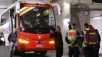 Sejumlah petugas tengah memeriksa bus tim Lyon setelah terjadi penyerangan oleh suporter Marseille jelang laga pekan ke-10 Liga Prancis 2023 di Stade Velodrome, Marseille, Prancis pada Minggu (29/10/2023). (AFP/Christophe Simon)