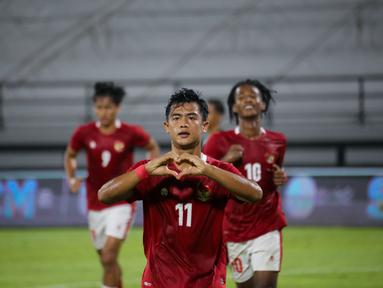 Bek sayap Timnas Indonesia, Pratama Arhan, berselebrasi setelah mencetak gol ke gawang Timor Leste dalam laga uji coba internasional di Stadion Kapten I Wayan Dipta, Gianyar, Bali, Kamis (27/1/2022). Tim Garuda menang 4-1 dalam laga ini. (Bola.com/Maheswara Putra)