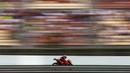 Pembalap KTM, Miguel Oliveira unjuk gigi untuk memimpin balapan dengan kecepatan fantastis. Fabio Quartararo yang memulai balapan MotoGP Catalunya sebagai pole position turun ke posisi ketiga selepas Tikungan 1.  (Foto: AP Photo/Joan Monfort)