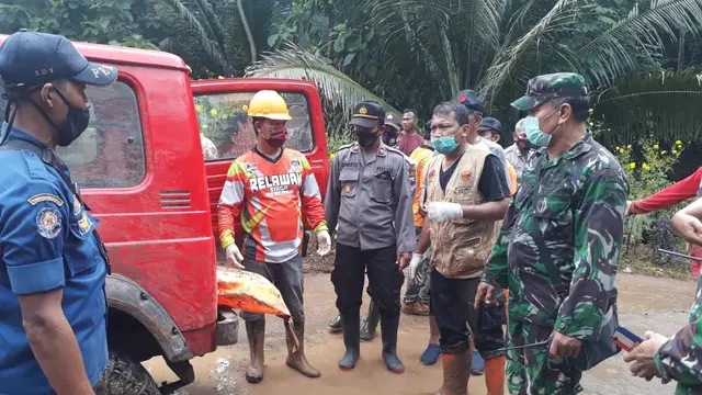 Tim SAR gabungan menemukan korban kedua longsor Kalijering, Kebumen. (Foto: Liputan6.com/Polres Kebumen)