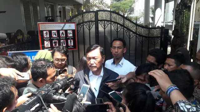 Menteri Koordinator Bidang Kemaritiman Luhut Binsar Panjaitan mengaku diutus capres petahana Jokowi untuk bertemu capres nomor urut 02 Prabowo Subianto.