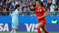 Striker Amerika Serikat, Alex Morgan, merayakan gol yang dicetaknya ke gawang Thailand pada laga Piala Dunia Wanita 2019 di Stadion Auguste-Delaune, Reims, Selasa (11/6). (AFP/Thomas Samson)