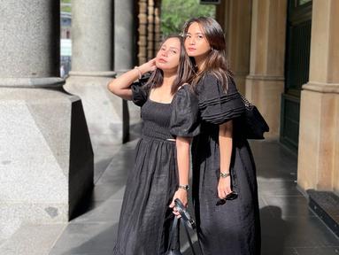 Kekompakan Acha Septriasa dan Rossa saat menikmati suasana di Martin Place, Sydney. (Foto: Instagram/ itsrossa910)