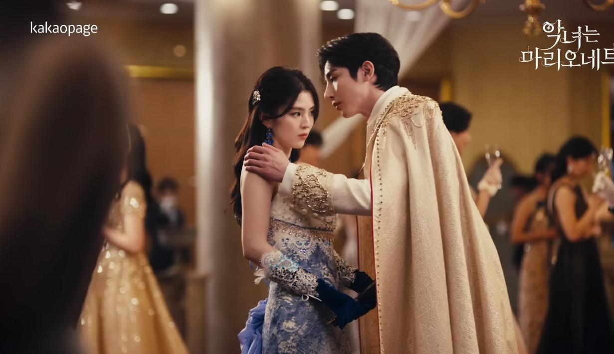 Han So Hee dan Lee Soo Hyuk dalam teaser webtoon The Villainess Is A Marionette. (Foto: YouTube/ 카카오페이지)