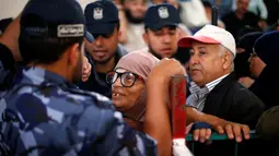 Seorang wanita saat ia meminta izin perjalanan untuk menyeberang ke Mesir melalui perbatasan Rafah setelah dibuka selama dua hari oleh pemerintah Mesir, di selatan Jalur Gaza 11 Mei 2016. (REUTERS / Suhaib Salem)