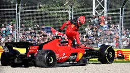 Pembalap Scuderia Ferrari, Charles Leclerc, keluar dari ruang kemudi dan tak dapat melanjutkan balapan setelah mobilnya masuk ke gravel di tikungan 3 dalam balapan Formula 1 GP Australia di Sirkuit Albert Park, Melbourne, pada Minggu (2/4/2023). (AFP/Paul Crock)