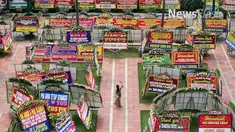 Balai Kota Jakarta penuh dengan ribuan karangan bunga untuk Gubernur dan Wakil Gubernur DKI Jakarta Basuki Tjahaja Purnama atau Ahok dan Djarot Saiful Hidayat. Sejak menjadi viral di media sosial, banyak warga berdatangan mereka ingin membuktikan keb...