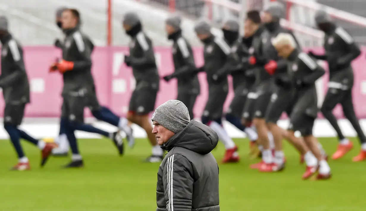 Pelatih Bayern Munchen, Jupp Heynckes, mengamati anak asuhnya saat latihan di Munchen, Senin (4/12/2017). Munchen bersiap jelang laga big match Liga Champions melawan PSG. (AFP/Guenter Schiffmann)