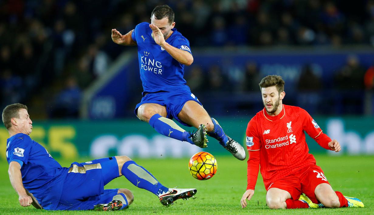 Perebutan bola antara pemain Leicester City dan Liverpool pada lanjutan Liga Inggris di Stadion King Power, Leicester, Rabu (3/2/2016) dini hari WIB. (Reuters/Darren Staples)