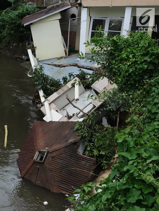 Kondisi bangunan rumah yang amblas akibat longsor di bantaran Kali Ciliwung, Kelurahan Bidara Cina, Jakarta Timur, Senin (19/3). Tak ada korban jiwa atau luka dalam musibah yang terjadi pada Minggu dini hari tersebut. (Liputan6.com/Herman Zakharia)