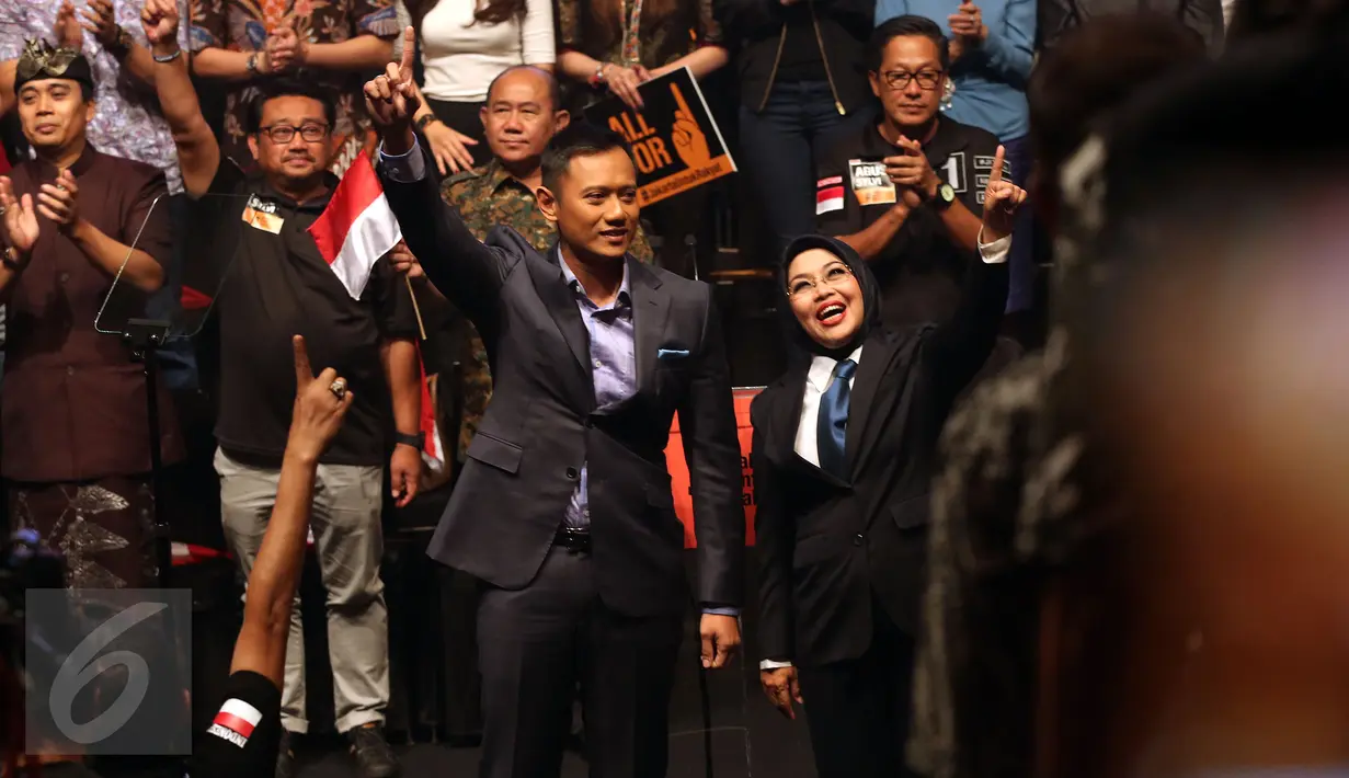 Calon Gubernur Agus Harimurti Yudhoyono bersama Calon Wakil Gubernur Sylvi saat hadir di acara pidato politiknya di Jakarta, Minggu (27/11). (Liputan6.com/Johan Tallo)
