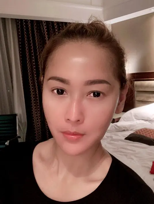 Pelantun lagu Goyang Inul ini juga beberpa kali mengunggah foto wajah cantik alaminya di Instagram. Penampilan Inul tanpa makeup tersebut pun sukses jadi sorotan netizen. (Liputan6.com/IG/@inul.d)