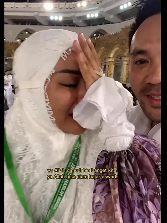 7 Momen Jenita Janet Jalani Umroh Bareng Keluarga, Penampilannya Bikin Pangling