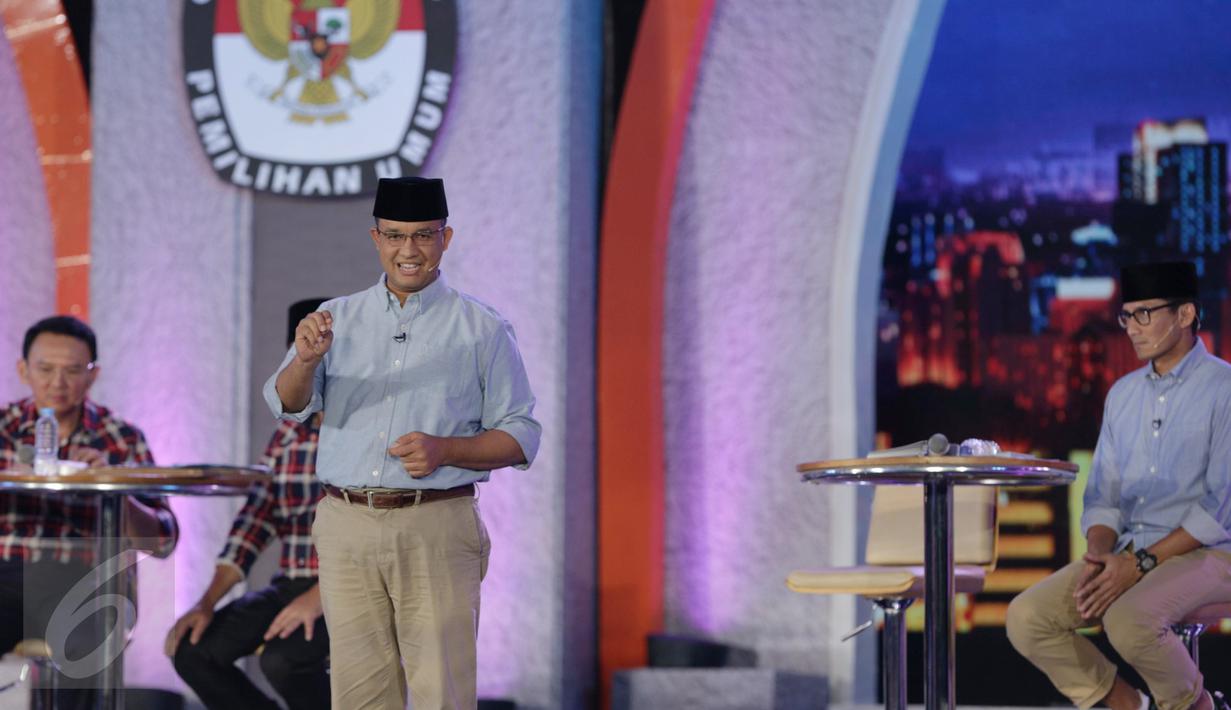 Calon Gubernur DKI Jakarta no 3, Anies Baswedan menjawab pertanyaan saat debat terakhir Pilgub DKI Jakarta 2017 di Hotel Bidakara, Jakarta, Rabu (12/4). (Liputan6.com/Faizal Fanani)