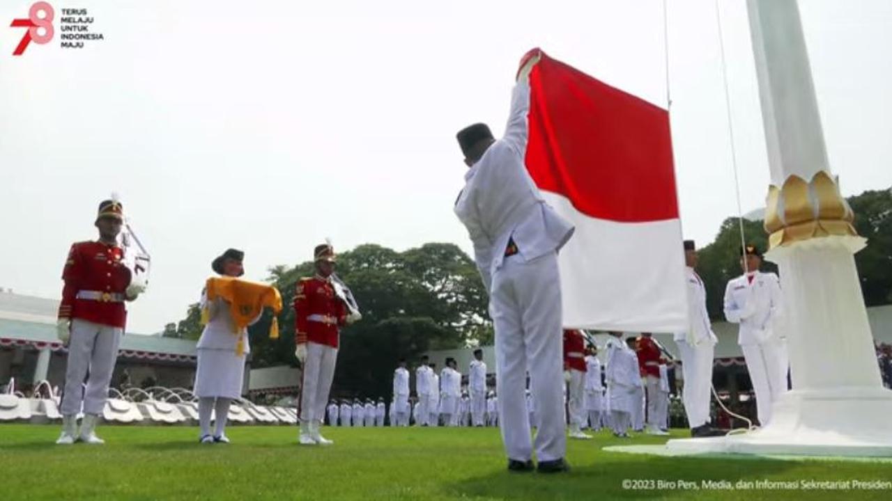 Pengibaran Bendera Merah Putih dalam upacara HUT ke-78 RI di Istana Merdeka, Kamis (17/8/2023).
