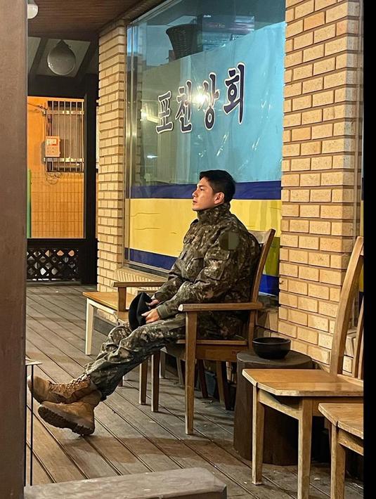 Melansir Soompi, Ong melalui agensinya Fantagio mengatakan, "Saat saya mengakhiri usia dua puluhan dengan wajib militer, saya akan memulai usia tiga puluhan dengan pengalaman berharga yang saya peroleh. Saya meminta perhatian dan dukungan Anda yang berkelanjutan di masa depan.” (Liputan6.com/IG/@osw_onge)