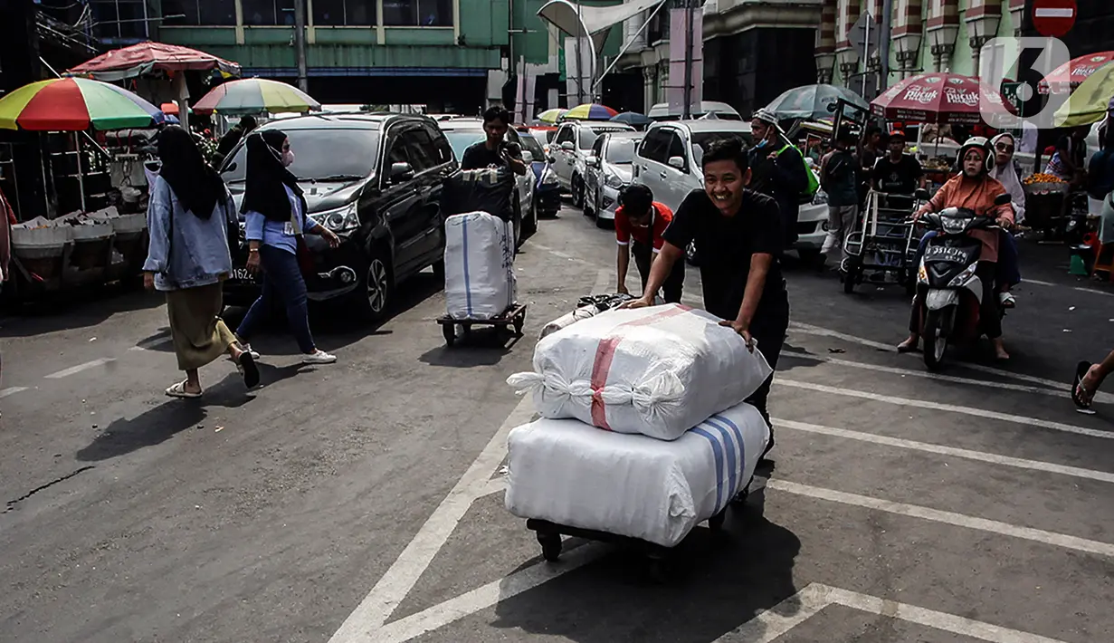 Memasuki bulan Ramadhan, para pekerja angkut barang alias porter juga mendapatkan berkah. (Liputan6.com/Johan Tallo)
