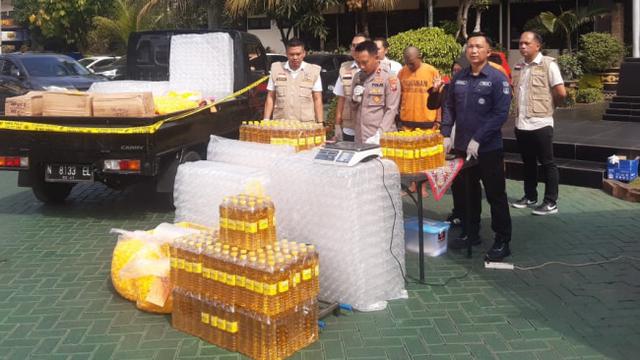 Polisi Bongkar Industri Rumahan MinyaKita Palsu di Malang