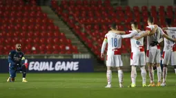 Hal itu dilakukan sebagai bentuk kampanye antidiskriminasi di sepak bola. Momen ini terjadi setelah aksi rasisme bek Slavia Praha, Ondrej Kudela, terhadap pemain Rangers FC, Glen Kamara, saat babak 16 besar Liga Europa. (AP Photo/Petr David Josek)