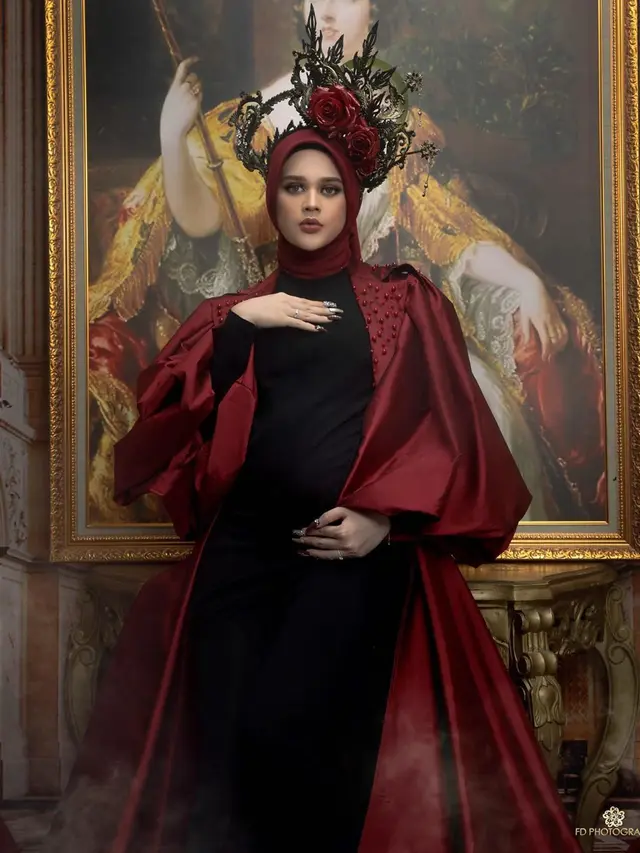 7 Gaya Cut Meyriska Kembali Lakukan Maternity Shoot, Menawan Bertema Klasik