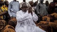 Adama Barrow dulunya seorang satpam, tapi sekarang dia jadi presiden. Nggak ada yang nggak mungkin di dunia ini, teruslah bermimpi! (Foto: timedotcom.files.wordpress.com)