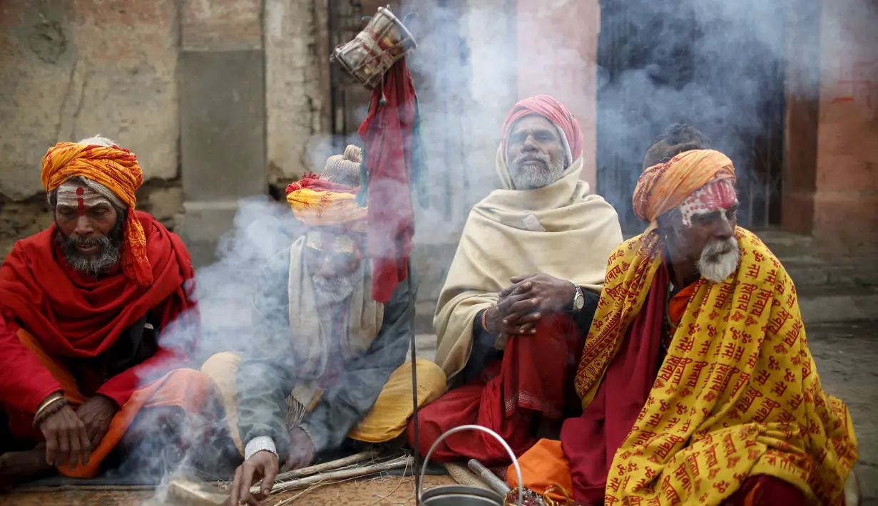 Para Sadhus duduk disamping tempat pembakaran di Kuil Pashupatinath, Kathmandu , Nepal, (6/3). Festival Maha Shivaratri dirayakan oleh umat Hindu di seluruh dunia. (REUTERS / Navesh Chitrakar)