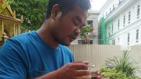 Reddi, driver yang sering dipakai Bola.com selama meliput di Phnom Penh, Kamboja. (Bola.com/Gregah Nurikhsani).