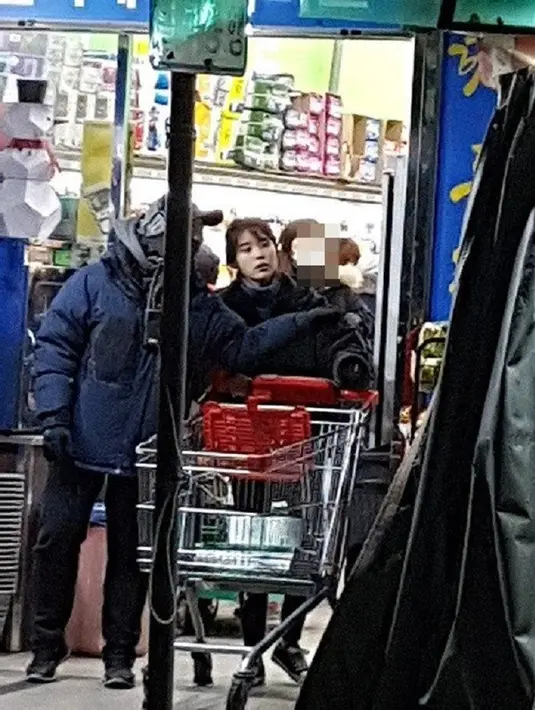 Pelantun tembang Through the Night ini juga terlihat begitu serius mendengarkan arahan dari sang sutradara. (Foto: Allkpop.com)