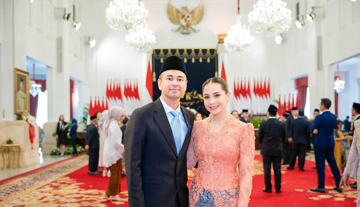 Dalam proses pelantikan, ayah dua anak ini didampingi oleh sang istri tercinta, Nagita Slavina. (Foto: Instagram/ raffinagita1717)